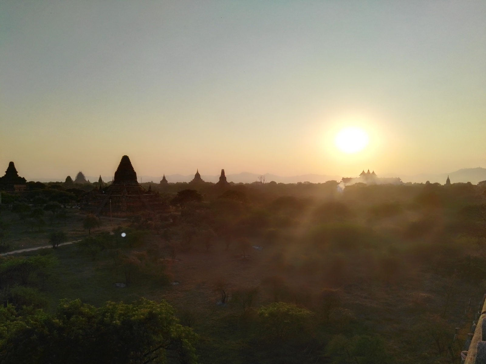 Západ slunce nad Baganem, Myanmar