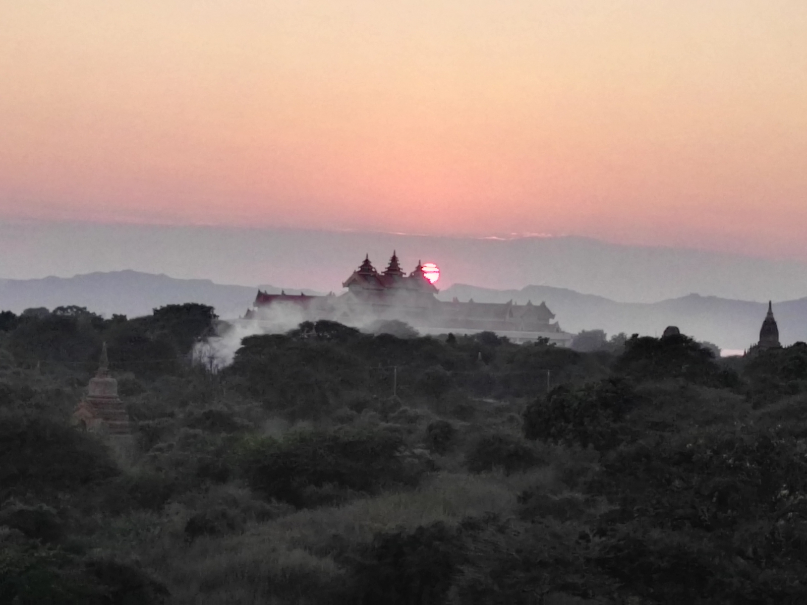 Západ slunce nad Baganem, Myanmar