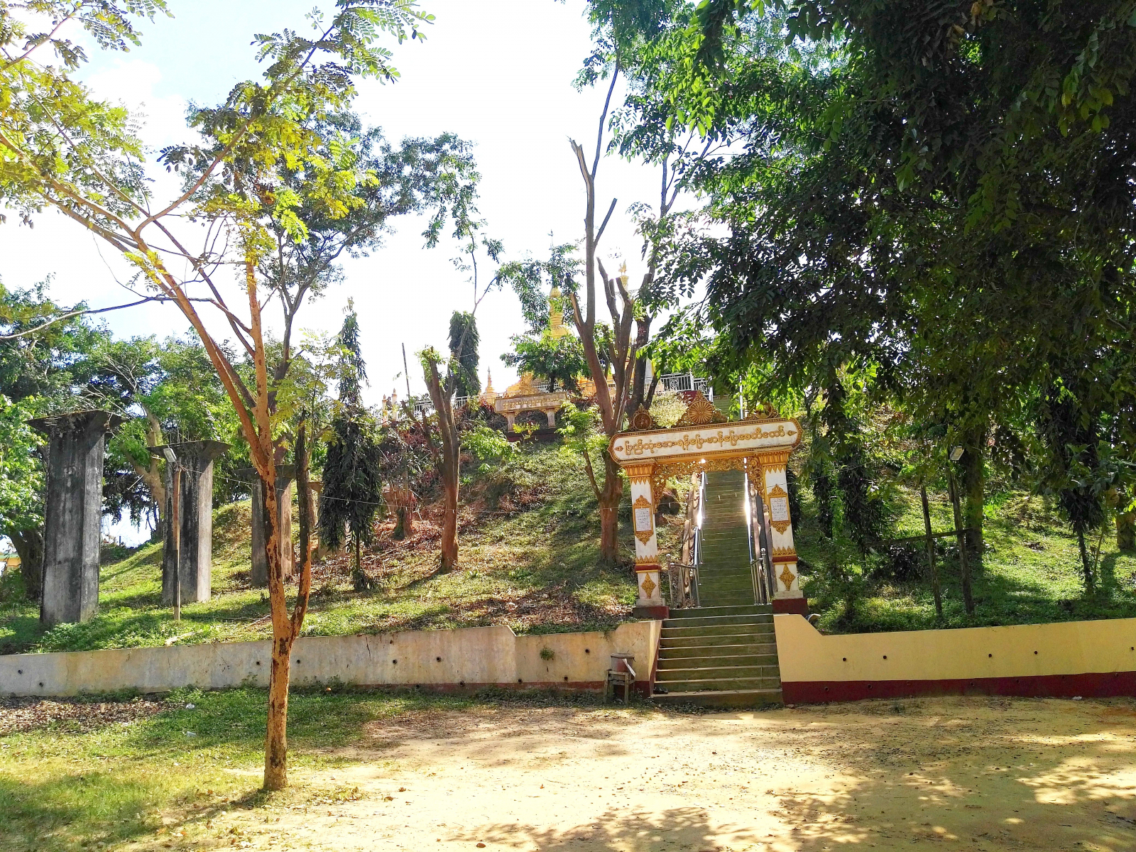 Jedna z opuštěných pagod po cestě, Bago, Myanmar