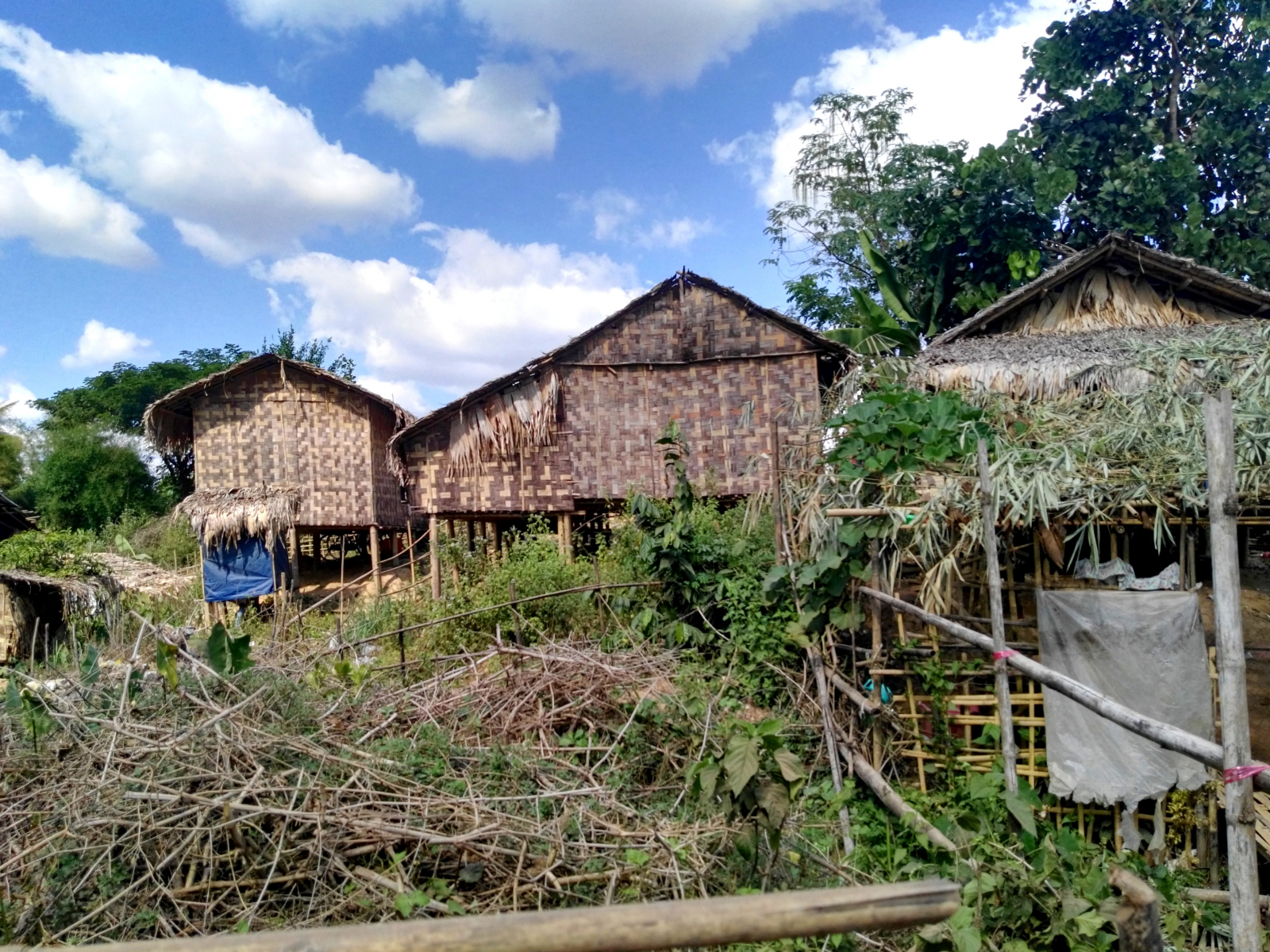 Prosté příbytky místních, Bago, Myanmar
