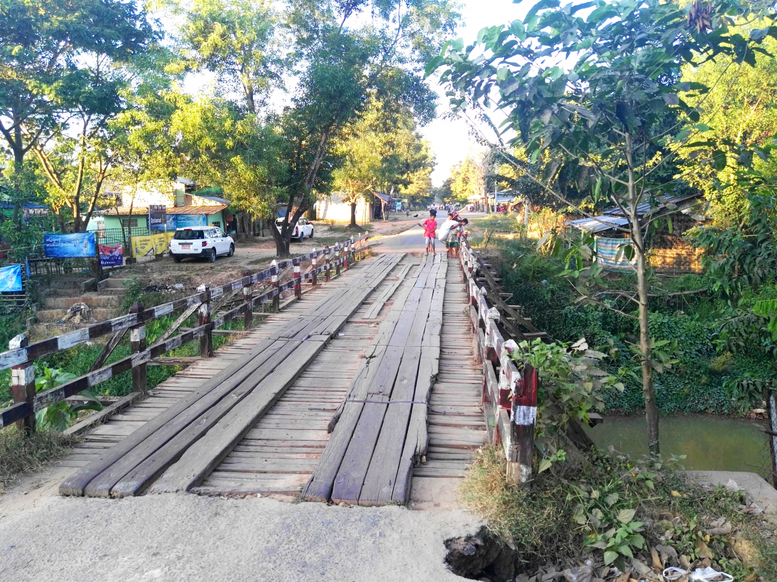 Příjezd do chudé čtvrti za městem, Bago, Myanmar