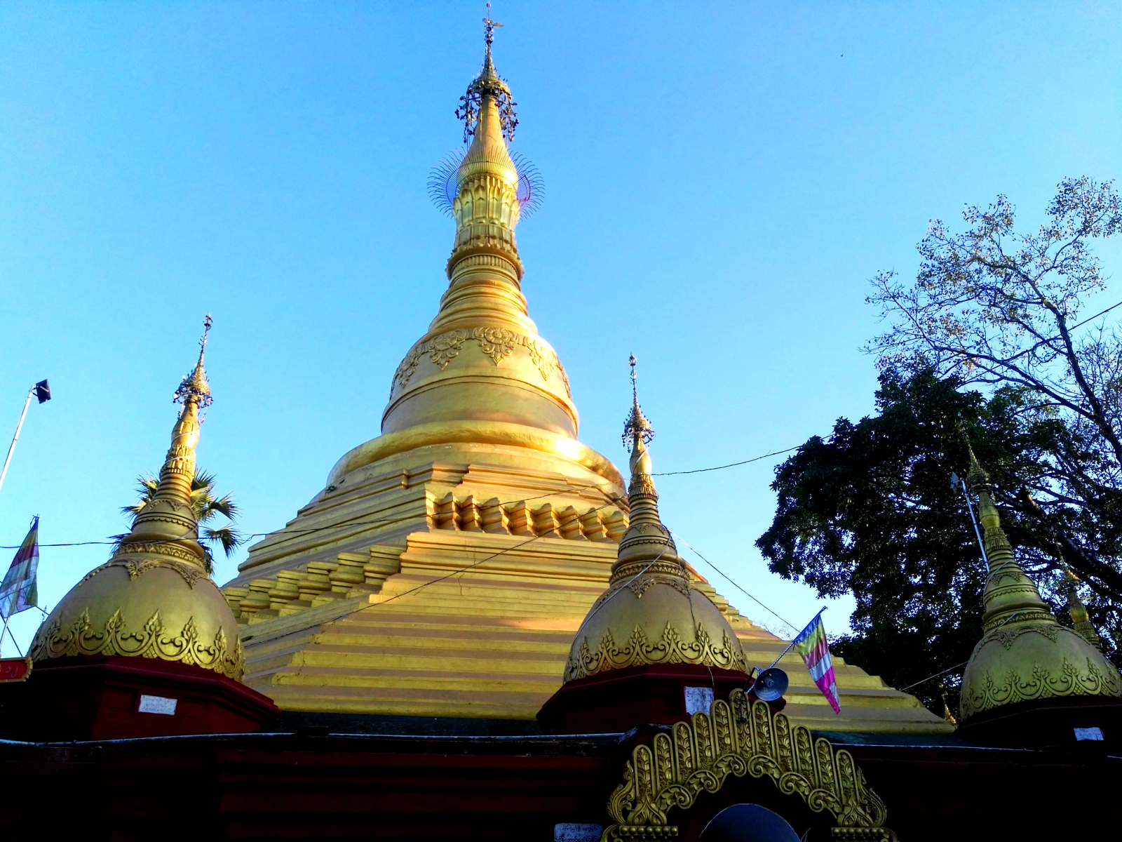 I v chudých čtvrtí ale najdete zlaté nablýskané pagody, které ostře kontrastují s chudobou místních, Bago, Myanmar