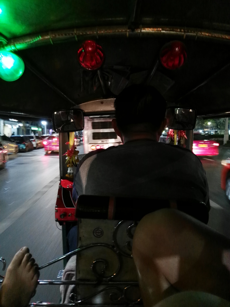 Noční jízda tuk tukem slibuje spoustu zábavy, obzvlášť po pár drinkách, Bangkok