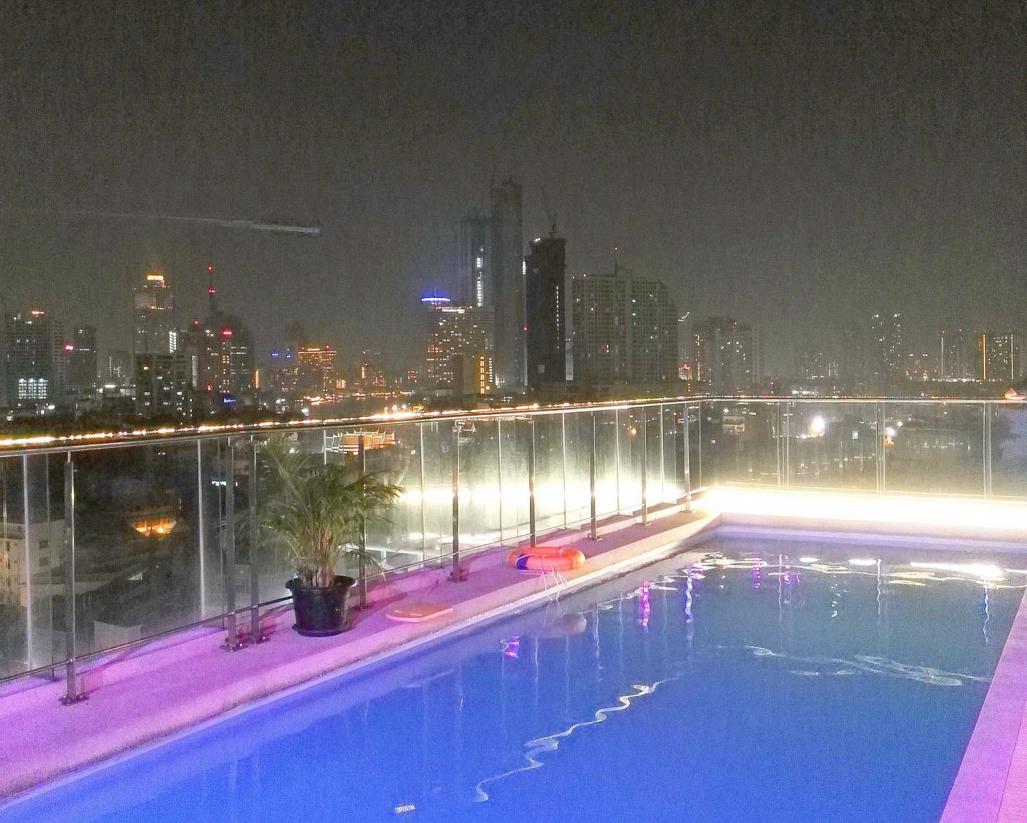 Výhled od bazénu našeho hotelu Royal Bangkok China, Bangkok