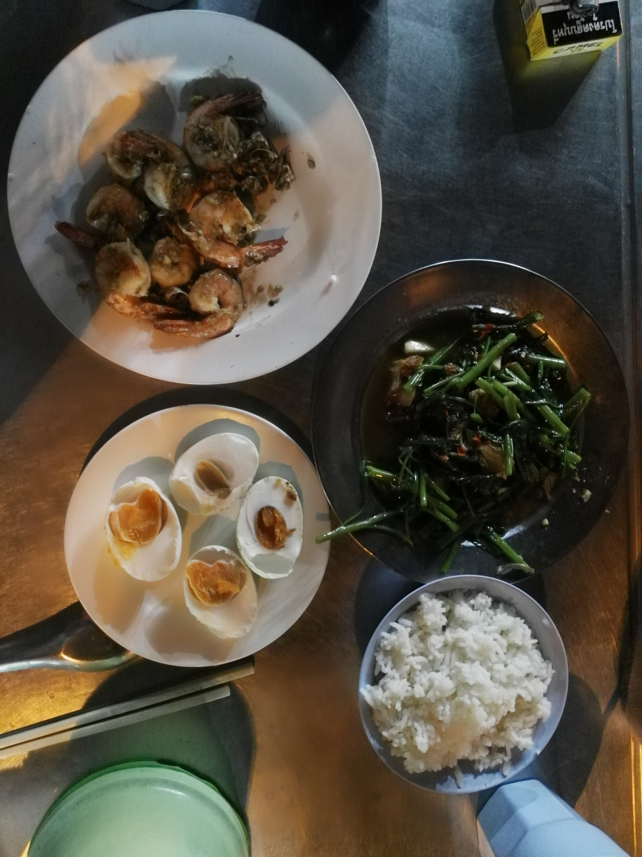 Třeba jako my na krevetách, zelenině s pečeným bůčkem a slaným vejcem...a celé to bude stát pár korun, okraj Čínské čtvrti, Bangkok