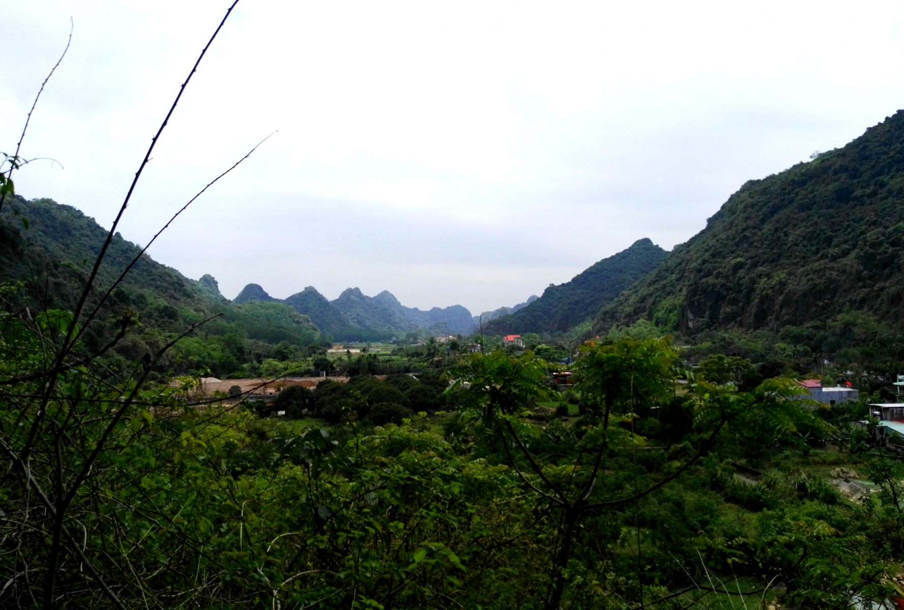 Výhled od Hospital Cave, Cat Ba, Ha Long, Vietnam
