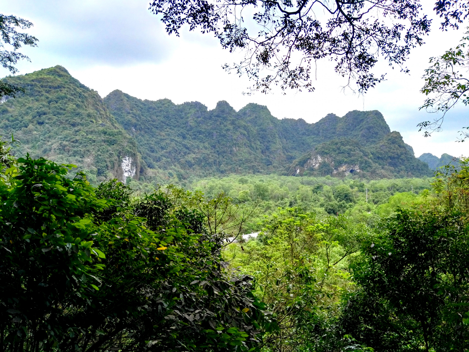 Výhled od Hospital Cave, Cat Ba, Ha Long, Vietnam