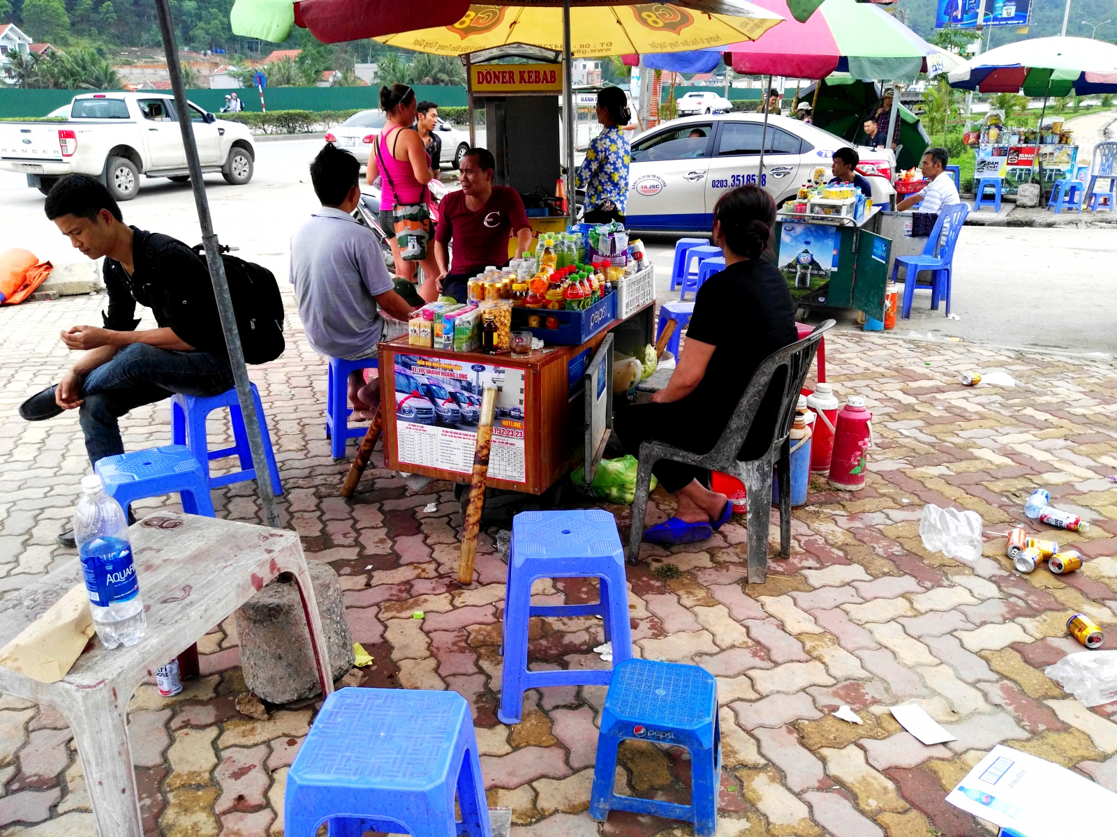 Typická vietnamská kultura stolování, Ha Long, Vietnam