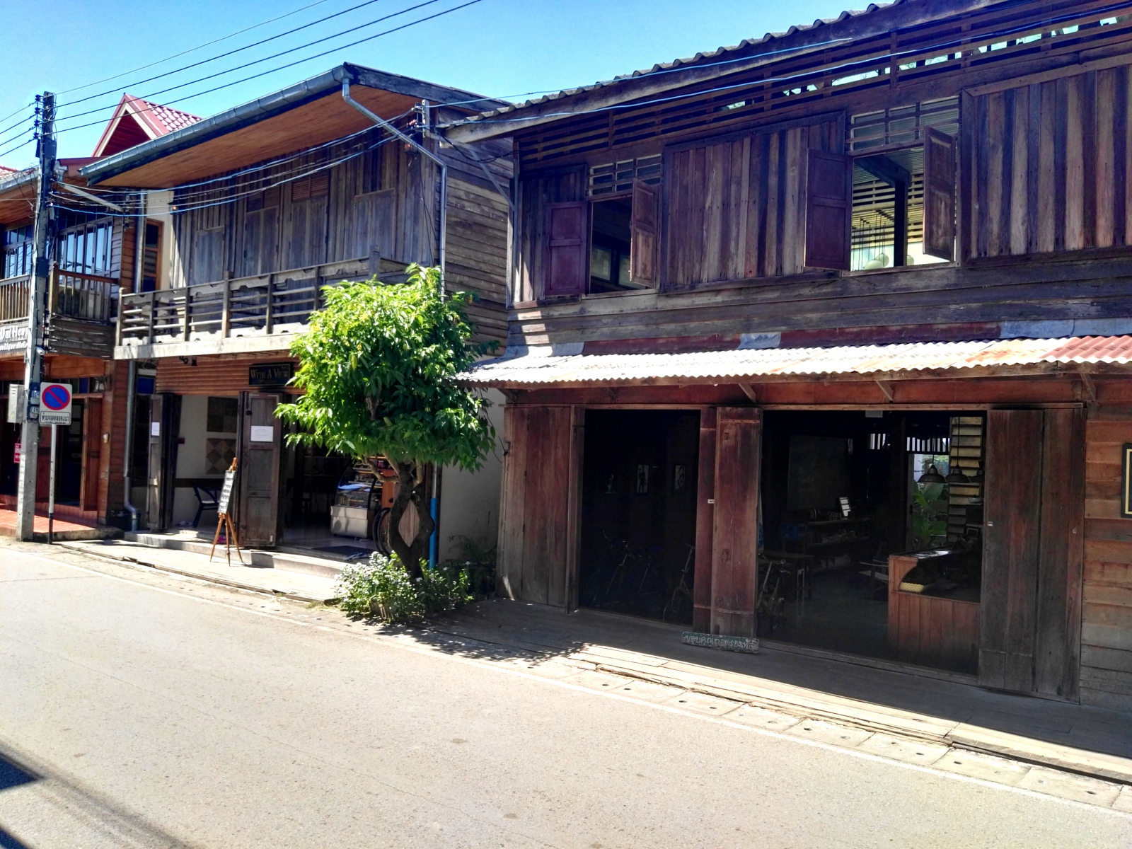 Tradiční dřevěné domky na Chiang Khan Walking street.