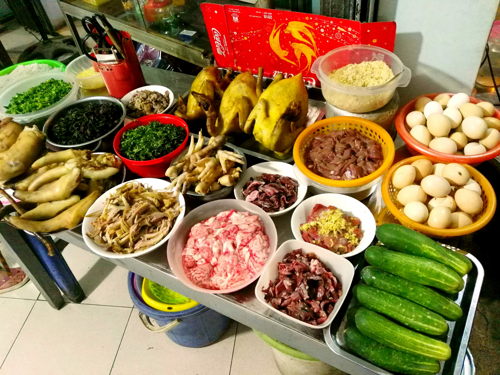 Slavnostní večeře po dojezdu...je libo mozek? Ha Giang loop, Vietnam