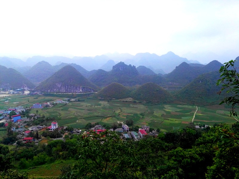 A pak už se před námi otevírá výhled na kopce typické pro oblast Quan Ba, Ha Giang loop, Vietnam