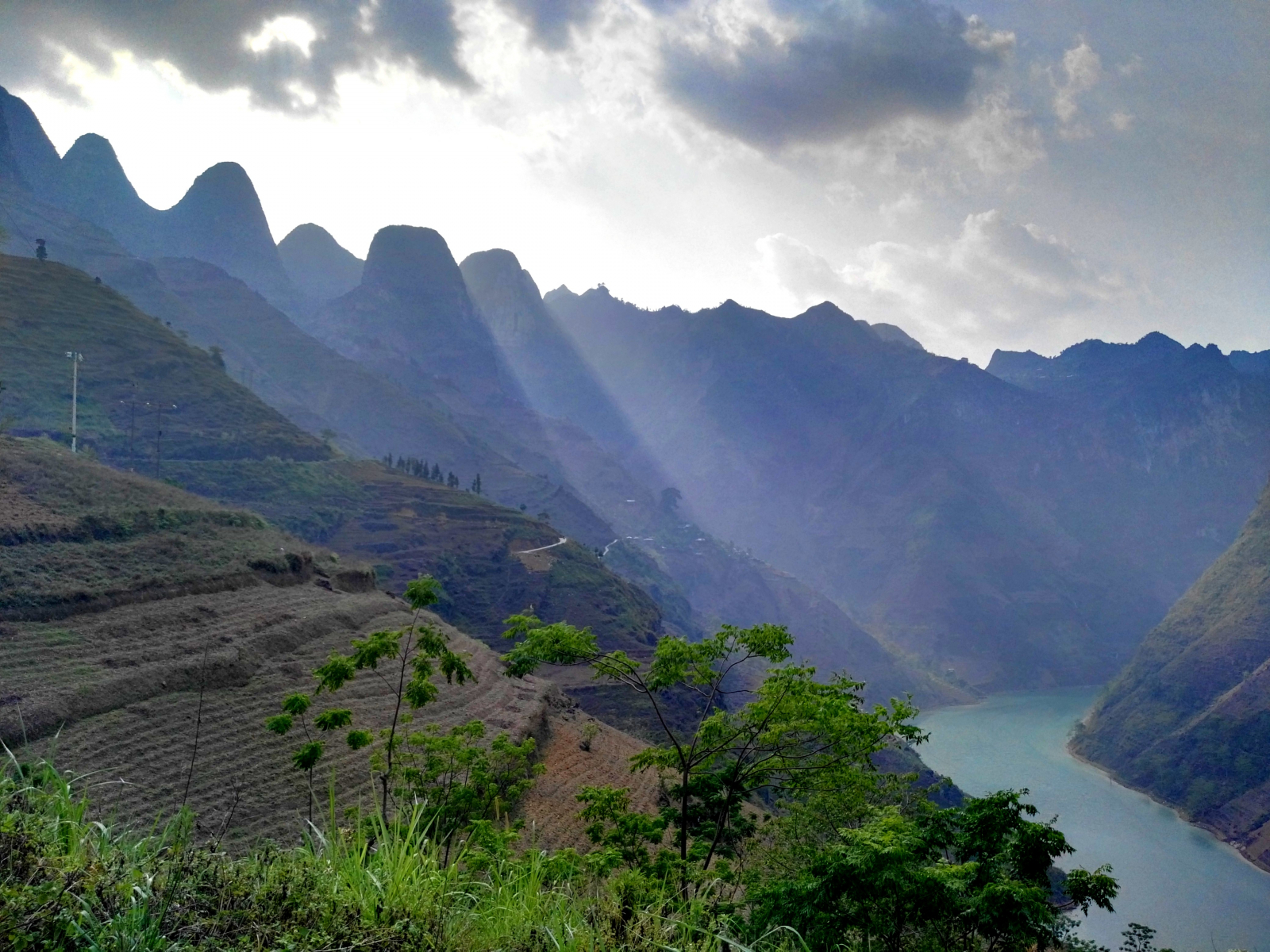 Poslední pohled na přehradu Ma Pí Leng Pass, Ha Giang loop, Vietnam