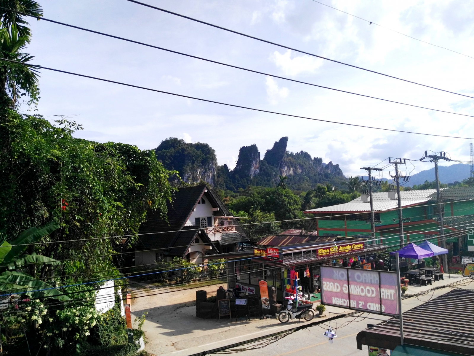 Výhled z hostelu na hory, Khao Sok, Thajsko
