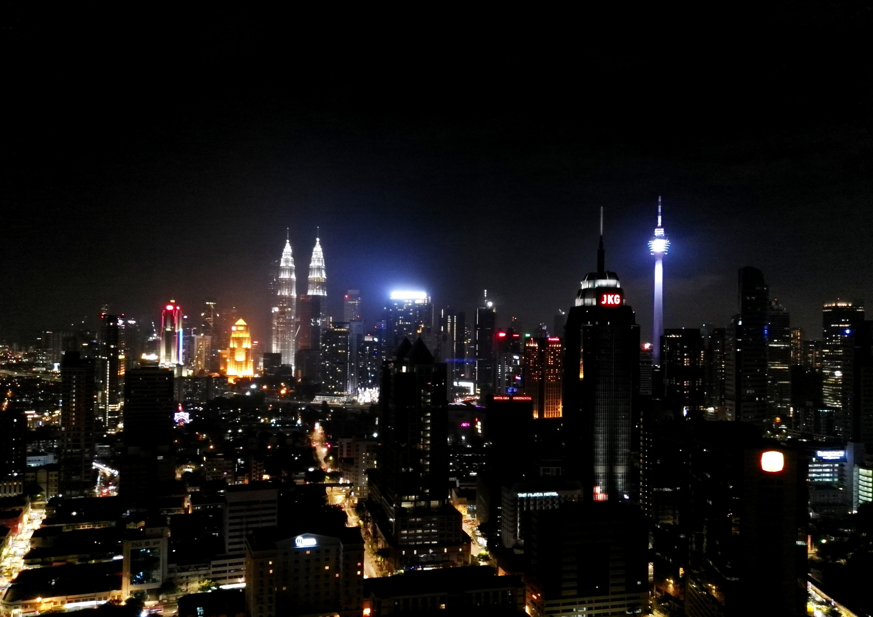 Výhled na noční Kuala Lumpur z Regalia Residence Suites, Kuala Lumpur, Malajsie