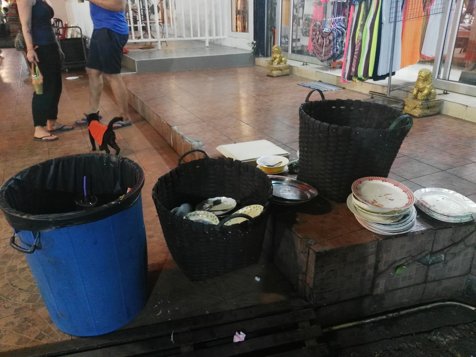 Samoobsluha aneb odkladiště použitého nádobí na night marketu, Ko Samui, Thajsko