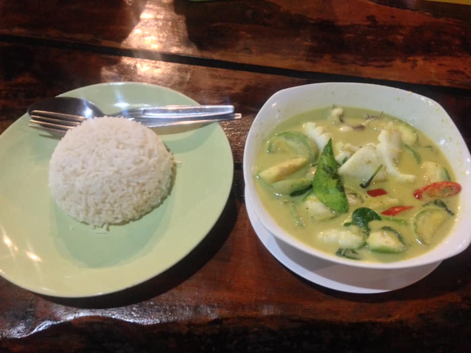 Green curry s rýží na Walking street za 140 bahtů. Koh Lipe, Thajsko