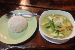 Green curry s rýží na Walking street za 140 bahtů. Koh Lipe, Thajsko