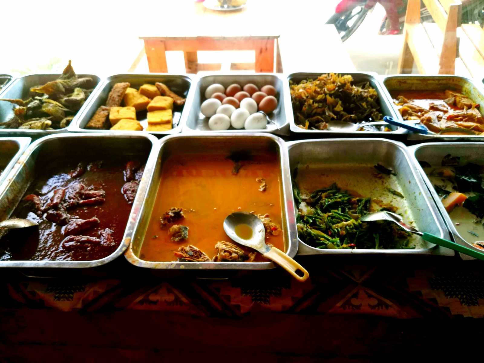 Klasický způsob podávání jídla - naber si co chceš, Langkawi, Malajsie