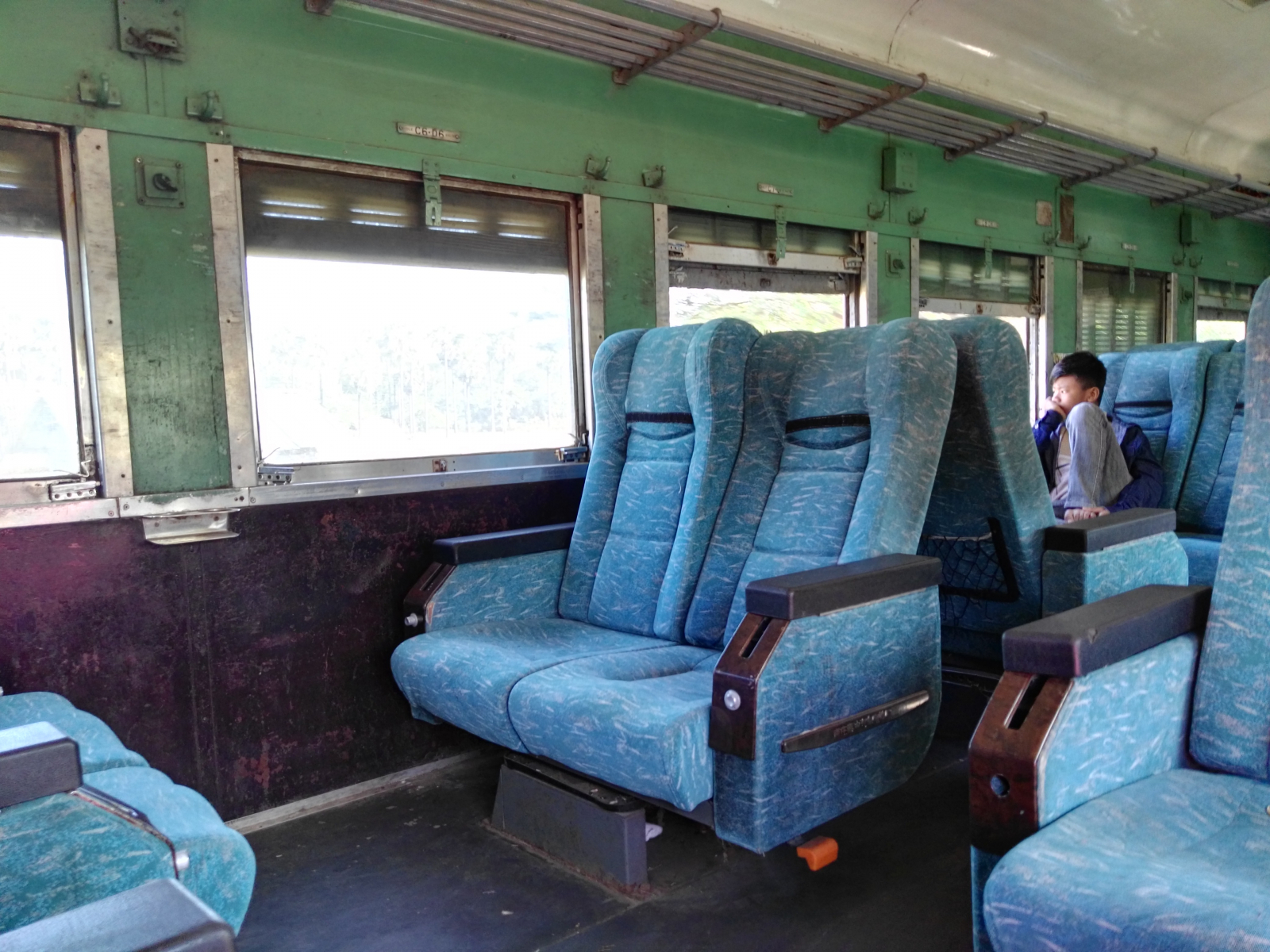 Cesta vlakem do Mandalay...jak se jim vyplatí prázdný vlak netuším, Myanmar