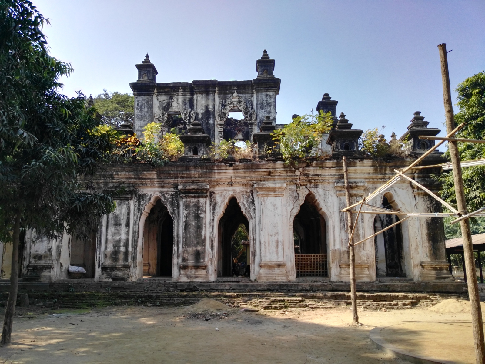 Opuštěný chrám po cestě na U-bein bridge, Mandalay, Myanmar