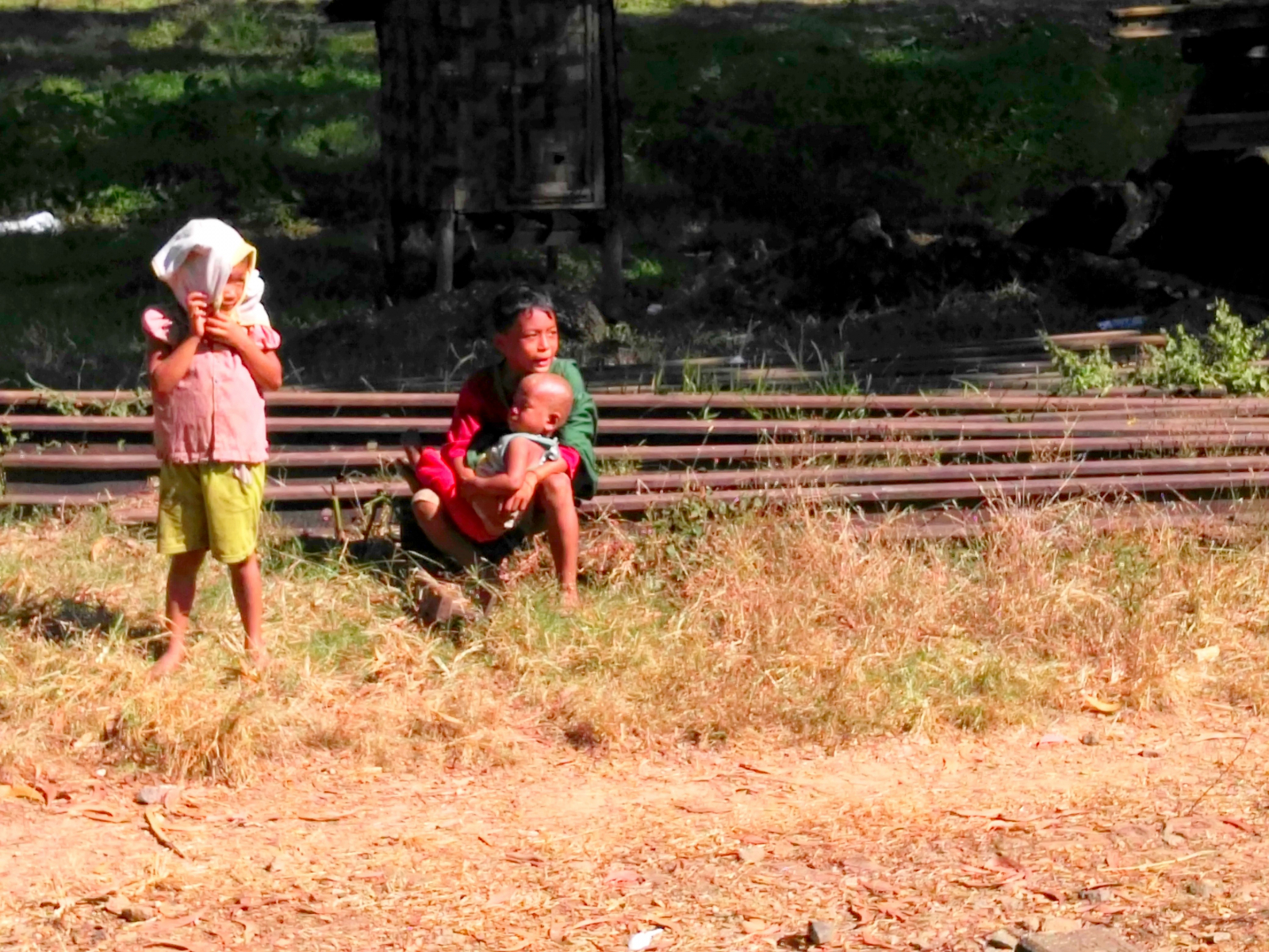 Děti žebrající u projíždějících vlaků, Myanmar
