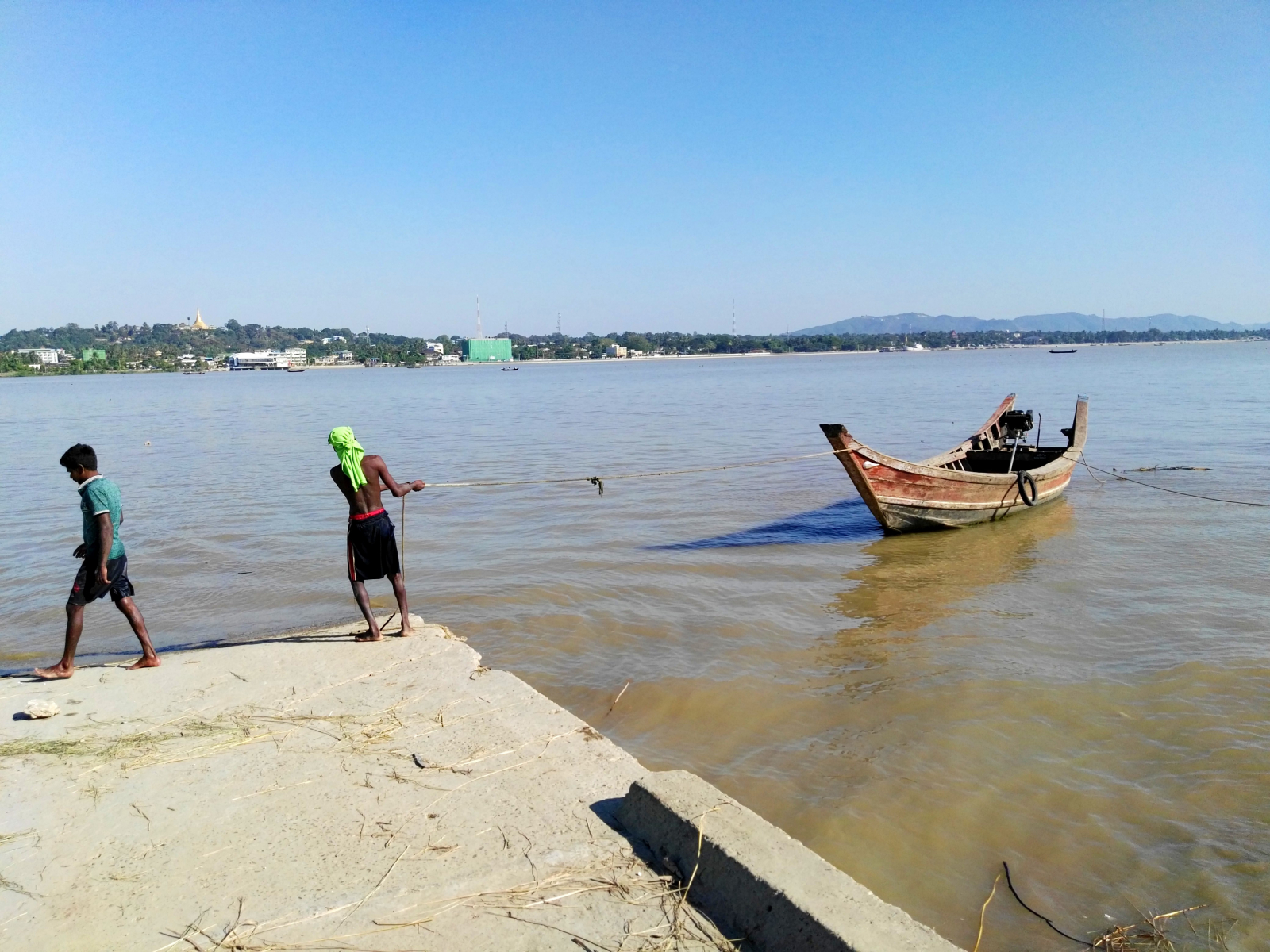 Plavba lodí přes řeku při návratu z výletu, Slavnost na ulici, Mawlamyine, Myanmar