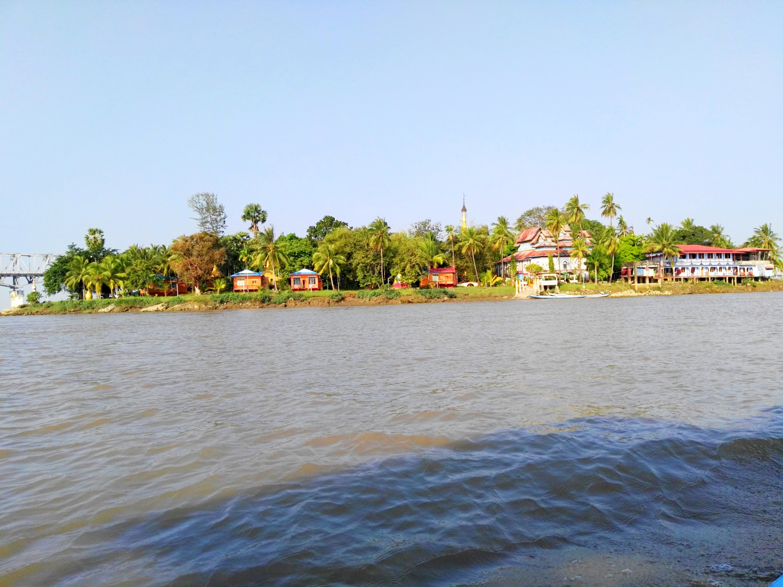 Výhledy z lodi po cestě do Hpa-An, Myanmar