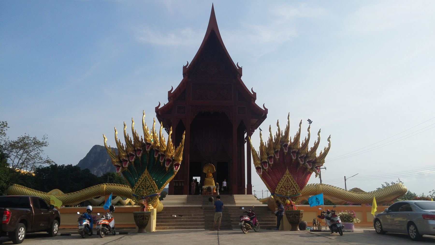 Dřevěný chrám, kousek za Prahuap Khiri Khan, Thajsko