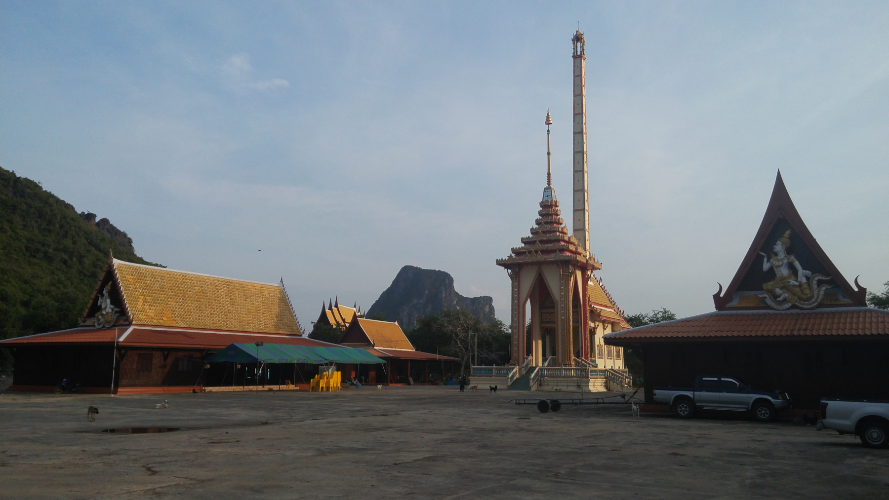 Obřadní pohřební místo ve vesnici kousek za Prahuap Khiri Khan, Thajsko