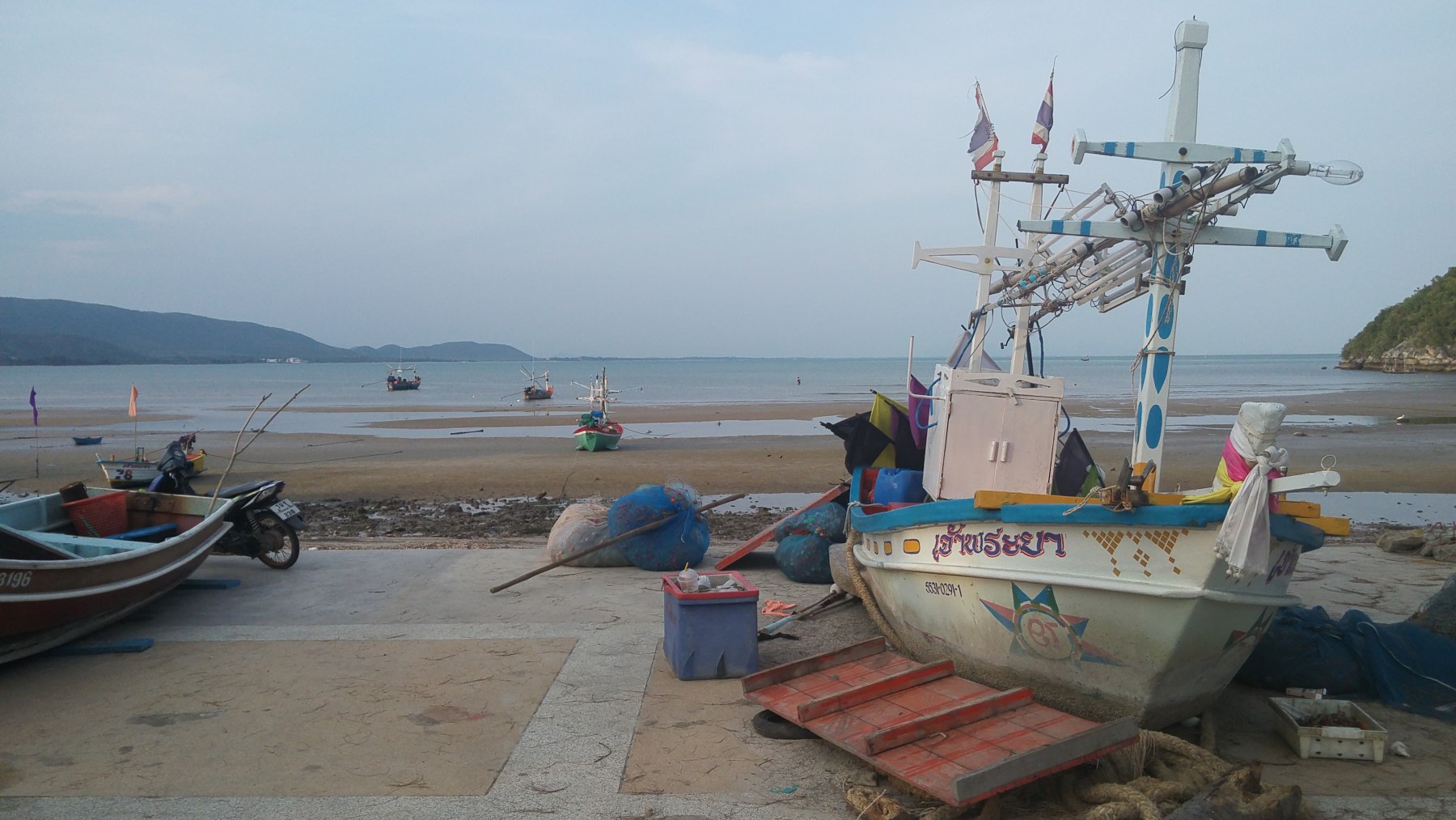 Zase jiná rybářská vesnička, kousek za Prahuap Khiri Khan, Thajsko