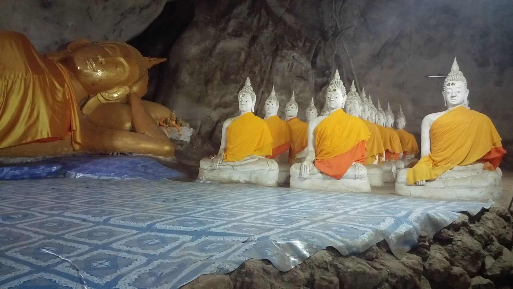 Obrovská jeskyně ve skále  kousek za Prahuap Khiri Khan, Thajsko