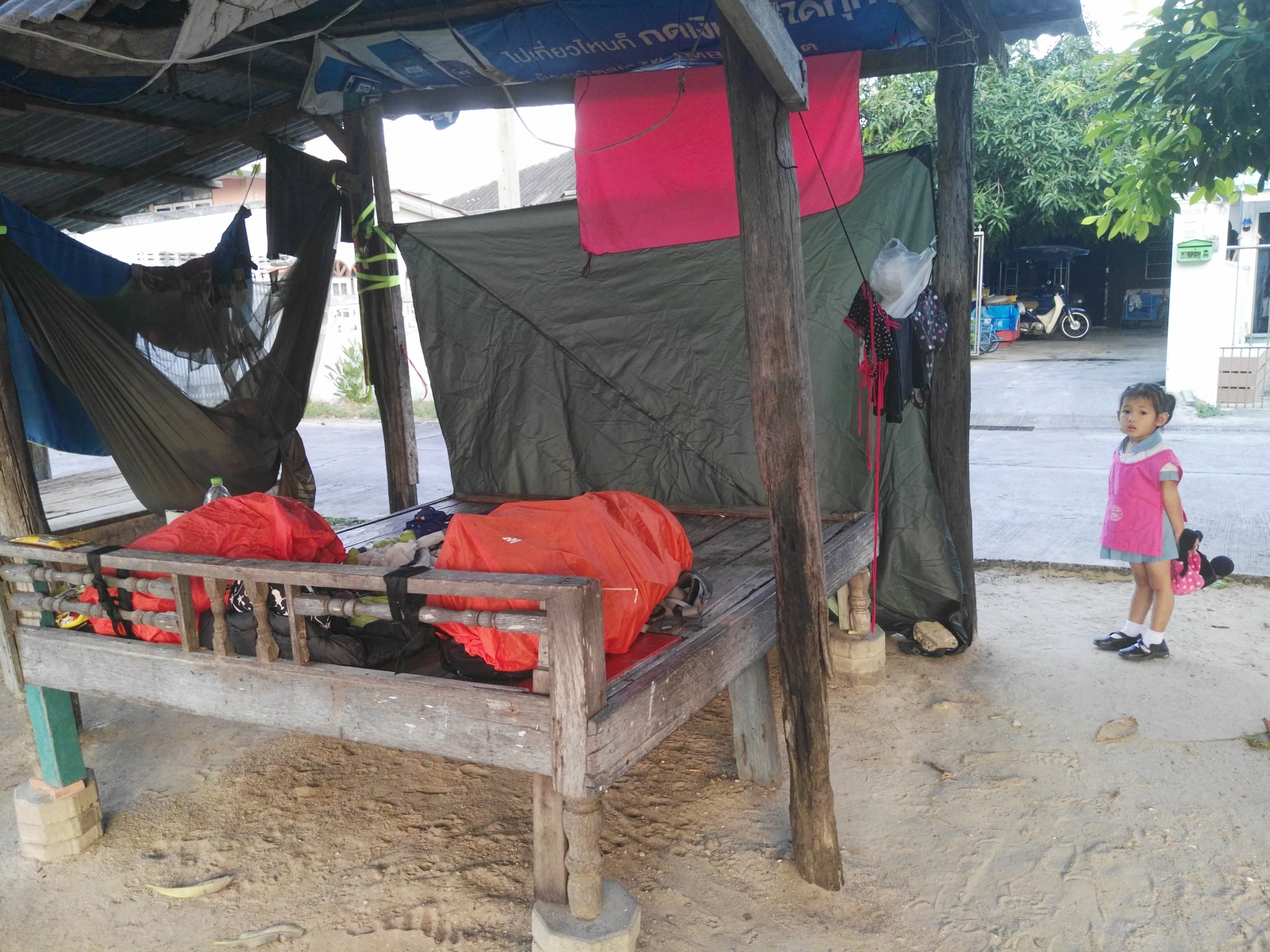 Holčička se přišla podívat na bezďáky, Khlong Van, Thajsko