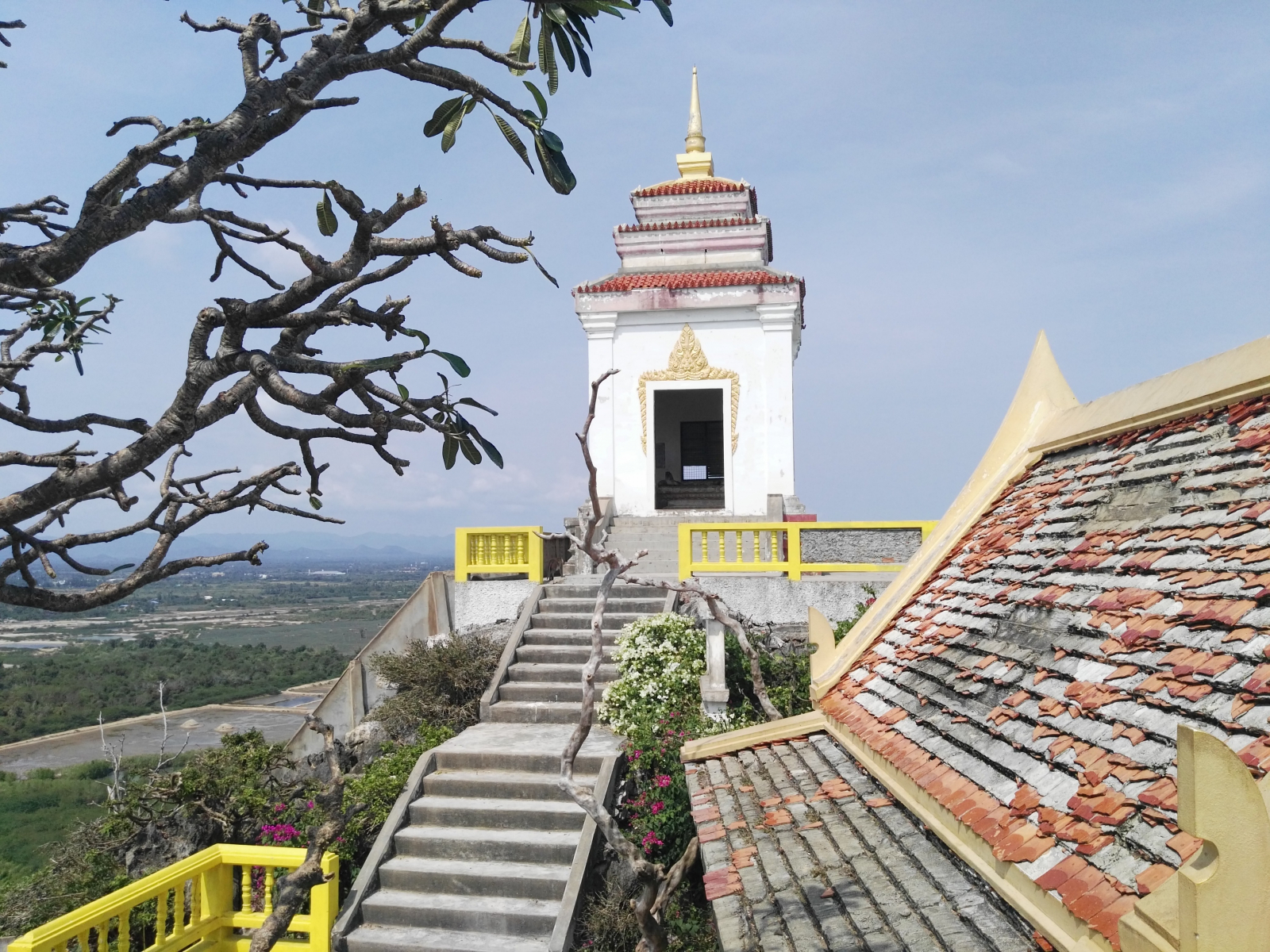 Chrám na kopci v Prahuap Khiri Khan, Thajsko