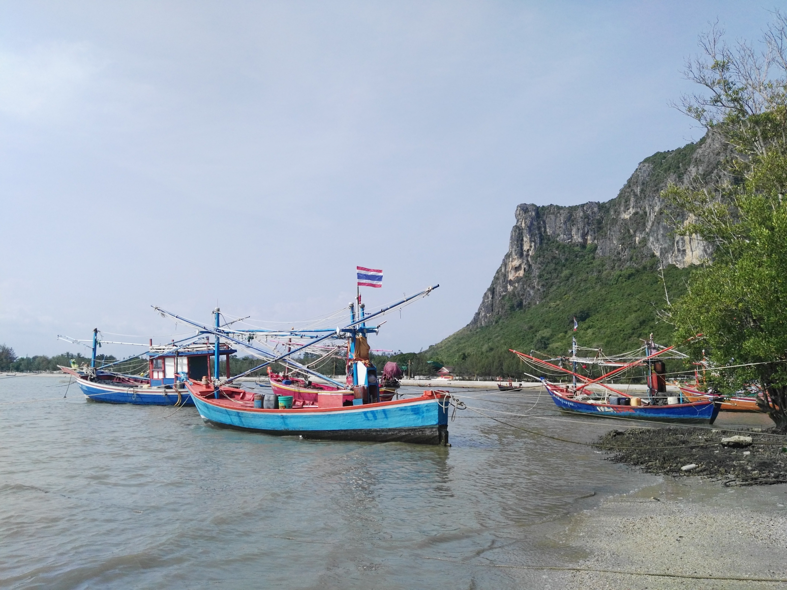Zase jiná rybářská vesnička, kousek za Prahuap Khiri Khan, Thajsko