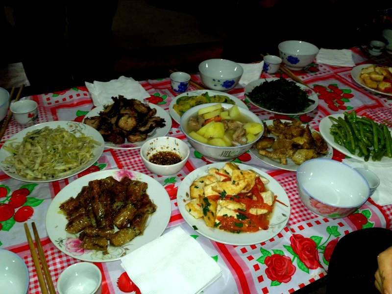 Společná večeře v  homestay. Quan Ba, Ha Giang, Vietnam