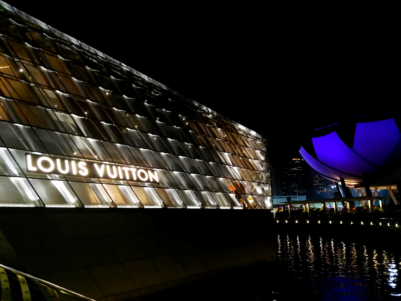 Zářící budouva Louis Vuitton, Singapur