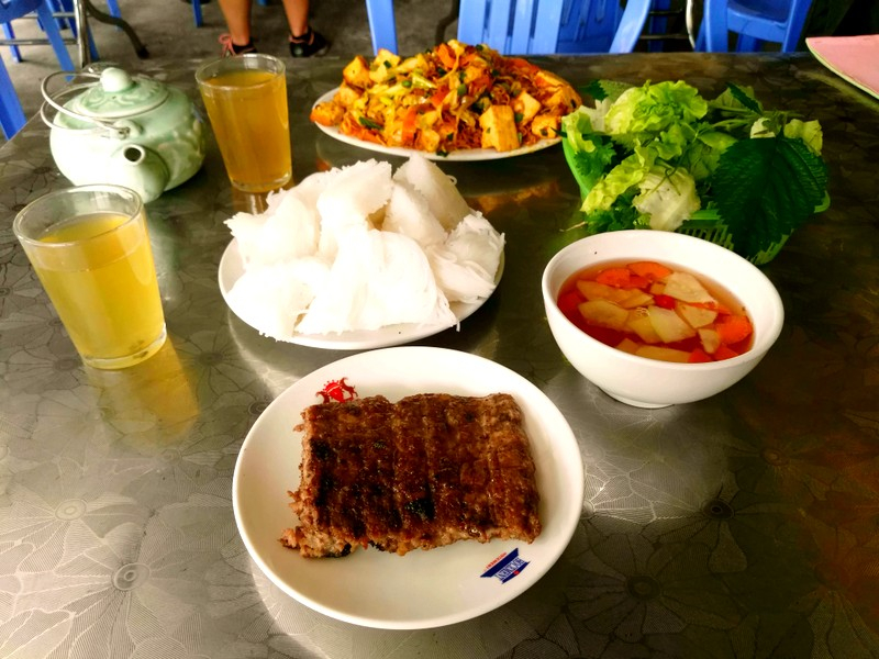 Konečně fakt dobrý jídlo! Perfektní Bún cha ve vesničce po cestě. Tam Coc, Ninh Binh, Vietnam