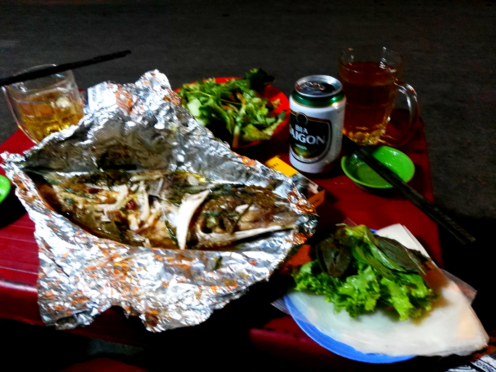 V severní části Nha Trangu najdete všude skvělý street food. Tohle byla ryba, rýžový papír, bylinky, salát a omáčky aneb vyrob si svůj závitek. Cena večere 100 Kč pro dva.