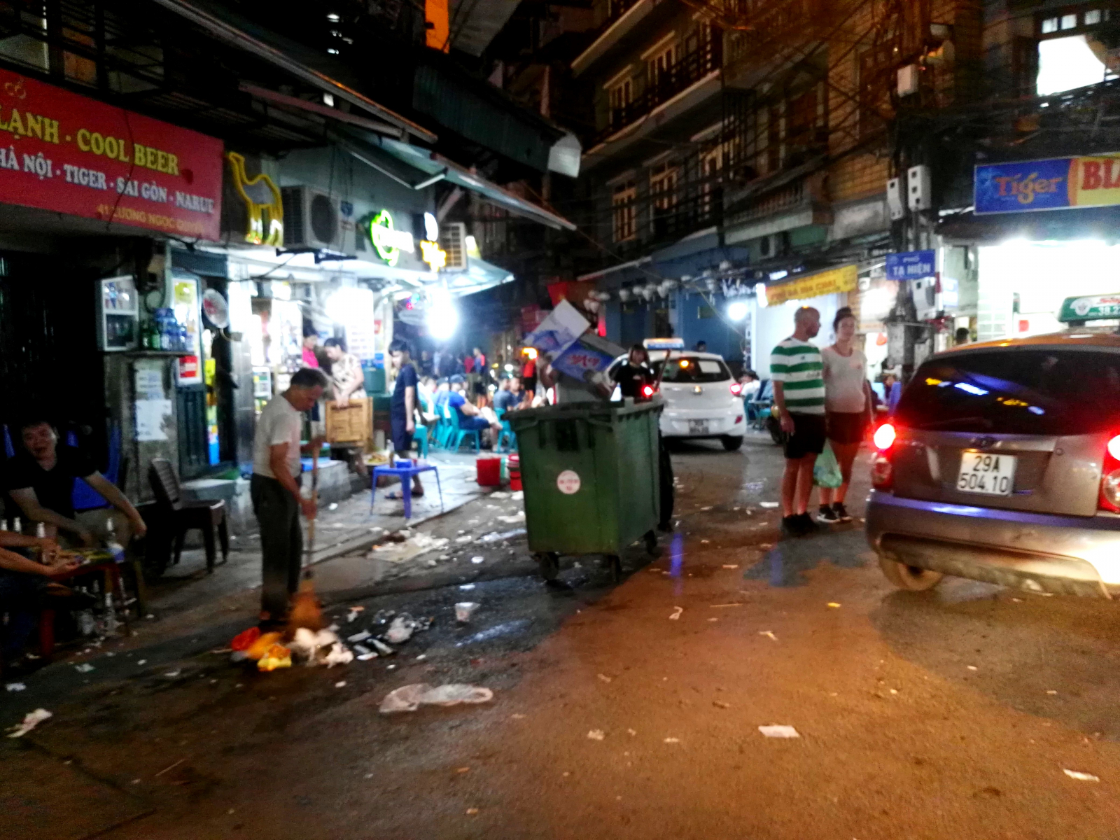 Ulice Hanoje po večerních párty
