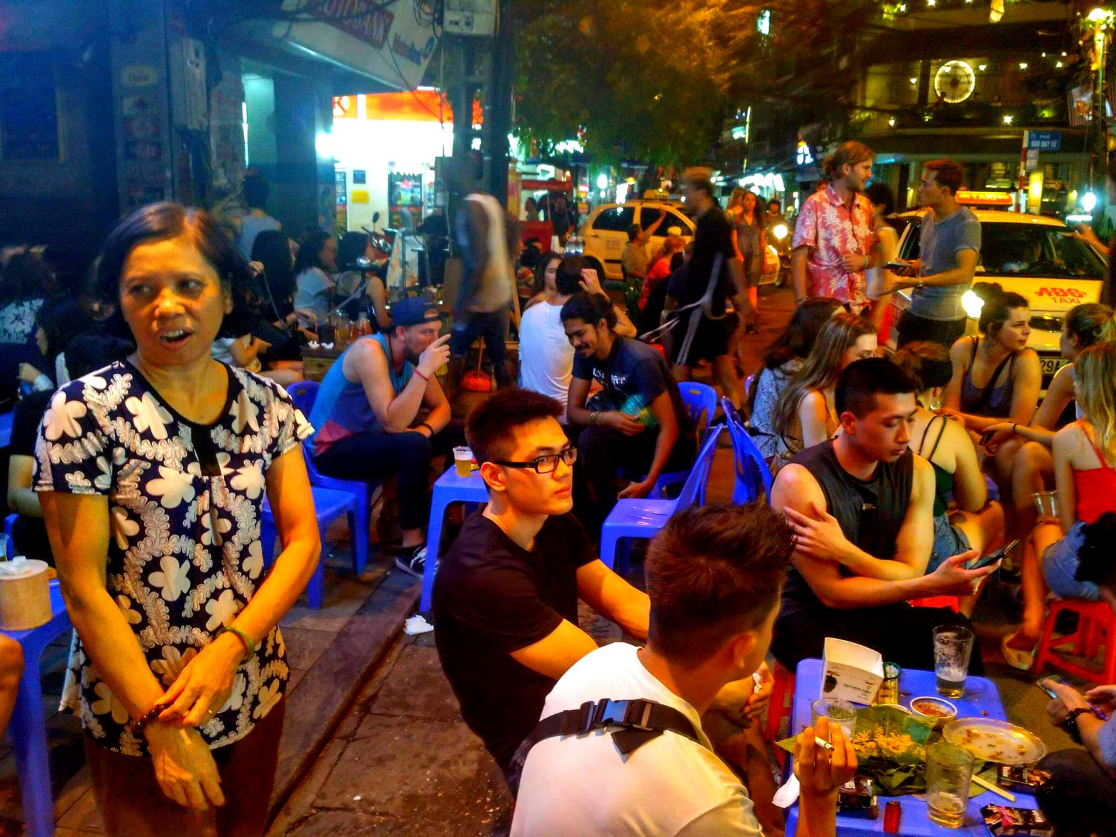 Některé ulice jsou doslova nacpané turisty...ještě aby ne, pivo je tu za 5 Kč. Hanoj, Vietnam